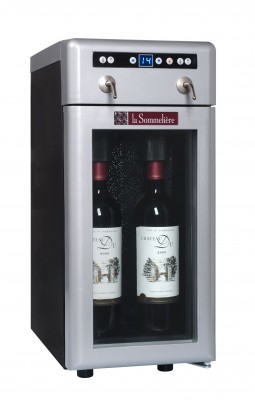 Диспенсер для вина DVV22M модернизированный Диспенсер модернизированный для розлива вина на 2 бутылки. 1 зона (4-18°C), сохранение с помощью азота и охлаждение. Вентилируемый, имеется возможность выбора степени и интенсивности охлаждения. Выполнен в черно-серебристом цвете. Диспенсер дополнен комплектом модернизации из редуктора, трубки ПВХ и пр. Комплект позволяет подключать баллоны объемом 5, 10, 20 и более литров с пищевым азотом (ОСЧ - объёмная доля азота, % не менее - 99,999). Баллон можно разместить на удалении до 3 метров от диспенсера. Баллон и газ в комплект не входят.