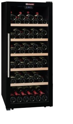Монотемпературный шкаф, LaSommeliere модель SLS117 Монотемпературный винный шкаф La Sommeliere SLS117 на 121 бутылку (типа Бордо) предназначен для подачи вина. Шкаф оборудован стеклянной перенавешиваемой дверью, внутренней светодиодной подсветкой, 5 проволочными полками с деревянной лицевой панелью.