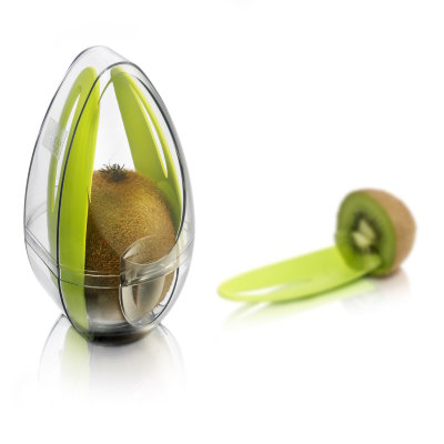 Устройство для очистки киви VacuVin Kiwi Guard, арт.2860460 В набор для чистки, хранения и сервировки киви VacuVin входят прочный прозрачный футляр, который  защищает киви от ударов и потемнений, и два удобных пластмассовых ножа для очистки и разрезания киви. Этот набор – удобный аксессуар для всех любителей киви!
Набор для чистки, хранения и сервировки киви VacuVin:
- защищает киви от ударов и потемнений
- содержит пластмассовые ножи для киви в комплекте
- удобно брать с собой