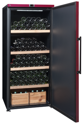 Монотемпературный шкаф, LaSommeliere модель VIP265P Монотемпературный винный шкаф LaSommeliere VIP265P рассчитан на 265 бутылок (типа Бордо). Благодаря системе "Зима" шкаф может быть установлен в помещениях с невысокой температурой (но не ниже 0&amp;deg;C). 4 мультиформатные полки из бука позволяют безопасно размещать бутылки, а глухая дверь предотвращает вредное воздействие света на напитки.