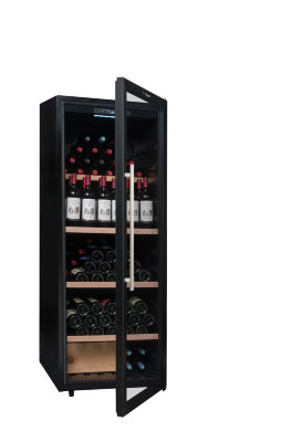 Мультитемпературный/монотемпературный шкаф, Climadiff модель CPW204B1 Монотемпературный/мультитемпературный винный шкаф Climadiff CPW204B1 на 204 бутылки (типа Бордо) предназначен для подготовки вин к сервировке. Стеклянная дверца с АУФ-тонировкой, безопасные полки и система "Зима", благодаря которой шкаф может быть установлен в прохладном помещении, где температура не опускается ниже 0°C, обеспечивают винам оптимальные условия.