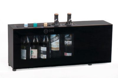 Охладитель вина на 6 бутылок LaSommeliere модель CV7T Компания La Sommeliere разработала системы, отвечающие вашим коммерческим требованиям. Широкий диапазон решений для кейтеринговых компаний по розливу вин класса Grand Cru по бокалам с помощью эксклюзивной системы Freshbag. При разработке оборудования особое внимание уделялось простоте использованию и быстроте обслуживания. Вы найдете для себя решения для охлаждения и розлива вина по бокалам как из бутылок, так и из пакетированной упаковки (Bag-in-Box) емкостью до 30 литров.