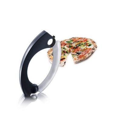Нож для разрезания пиццы VacuVin Pizza Slicer, арт.4652460 При помощи ножа для пиццы VacuVin вы можете легко разрезать пиццу на ровные куски. Благодаря крепкой ручке и широкому изогнутому лезвию нож для пиццы безопасен и удобен в использовании. Этот нож можно также использовать для нарезки трав, овощей, чеснока и колбасных изделий. После использования нож для пиццы складывается для безопасного хранения.
Нож для пиццы VacuVin 
- быстро нарезает пиццу на ровные куски
- безопасен в использовании
-  складывается для удобного хранения
- может использоваться для нарезки трав, овощей, чеснока и пиццы
-  имеет отсоединяемое лезвие, которое удобно мыть
https://www.youtube.com/embed/aIUgclNvHAE