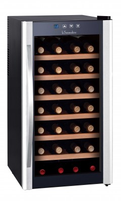 Монотемпературный шкаф, LaSommeliere модель LS28KB Монотемпературный винный шкаф LaSommeliere LS28KB, рассчитанный на 28 бутылок (типа Бордо) может быть удачно вписан в любой интерьер. Прозрачная дверца способствует эффектной демонстрации вашей винной коллекции, а практичные полки помогают с удобством разместить бутылки.