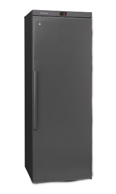 Монотемпературный шкаф, LaSommeliere модель VIP330PBLACK Монотемпературный винный шкаф LaSommeliere VIP330PBLACK рассчитан на 325 бутылок (типа Бордо). Винный шкаф VIP330PBLACK сочетает в себе основные характеристики, воспроизводящие условия хранения в естественном погребе: постоянная температура, контролируемая влажность, антивибрационная технология (SilentBlock), система воздухообмена (фильтр с активированным углем) и защита от света. Благодаря системе "Зима" шкаф может быть установлен в помещениях с невысокой температурой (но не ниже 0°;C). 5 полок из натурального дерева позволяют безопасно размещать бутылки, а стеклянная дверь с замком и  АУФ-покрытием предотвращает вредное воздействие света на напитки.