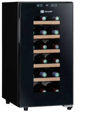 Монотемпературный шкаф, Climadiff модель CC18 Монотемпературный шкаф для подготовки вина Climadiff CC18 рассчитан на хранение 18 бутылок стандартного типа Бордо. Благодаря простому управлению использование этой модели становится чрезвычайно простым, а хранение напитков надёжным, как никогда. Простой, но эффектный дизайн элементов шкафа делает его подходящим для любой обстановки.
