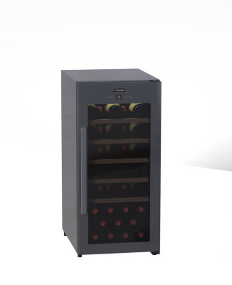 Монотемпературный винный шкаф, Climadiff модель CLS41 Монотемпературный шкаф для вина Climadiff CLS41 вмещает 41 бутылки типа Бордо. Простой и в то же время строгий дизайн подойдёт как для кухни, так и для вашего личного кабинета или другого помещения, а надёжные системы хранения обеспечат лучшую сохранность ваших напитков.