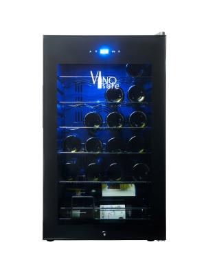 Однозонный шкаф Vinosafe модель VSF24AM Винный шкаф VinoSafe VSF24AM способен заменить винное хранилище там, где оборудовать его невозможно. В однозонной модели, объём которой 65 литров, может поддерживаться температура от 5 до 18 градусов. 
Современные компрессоры, которыми оснащают винные холодильники, имеют пониженную шумность, так что работающий шкаф не будет беспокоить громкими звуками и вибрациями. 
Корпус выполнен из металла черного цвета и дополнен прозрачной дверцей из двухслойного стекла. На дверце находится сенсорная панель, кнопки которой позволяют задать климатические параметры, а дисплей — контролировать их. Стекло обработано покрытием, предупреждающим проникновение УФ лучей. Внутреннее светодиодное освещение не оказывает на спиртное негативного влияния.
Бутылки размещаются в холодильнике на металлических полках, общая вместимость — 24 бутылки. Производитель предусмотрел и ситуацию, когда коллекция начинает разрастаться: все полки являются съёмными, их можно в любой момент убрать, освободим пространство.