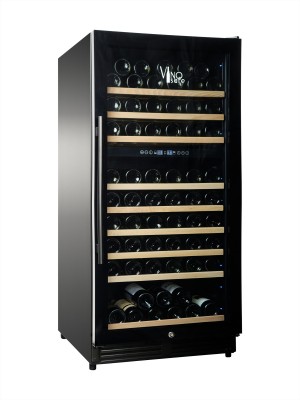 Двухзонный шкаф Vinosafe модель VSN110AD Для больших дорогостоящих винных коллекций создан винный шкаф VinoSafe VSN110AD. Модель рассчитана на 110 бутылок и позволяет всегда иметь в запасе напитки, готовые к сервировке. 
Холодильник объёмом 298 литров выглядит массивным и основательным. Модель выполнена в минималистичном дизайне, сочетающем металл чёрного цвета и стекло. На дверное стекло, установленное в два слоя, нанесено покрытие, защищающее от УФ-лучей. 
На внешней поверхности шкафа VinoSafe VSN110AD размещена сенсорная панель для управления, а в нижней части вмонтирован замок, закрывающийся на ключ. 
Внутри модели установлены десять полок из бука, которые можно снимать и менять местами, тем самым варьируя вместительность. Наличие двух температурных зон, в которых температура задаётся в диапазоне 5-18 градуса, даёт возможность охлаждать вина разных сортов.  В качестве охлаждающего элемента в винном шкафу VinoSafe VSN110AD используется компрессор, оснащённый системой понижения шума и антивибрационными элементами.