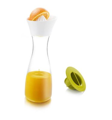 Графин и соковыжималка TOMORROW&#039;S KITCHEN Citrus Carafe Juicer &amp; Squeezer Графин и соковыжималка VacuVin - это замечательный комплект из трёх частей: небьющегося пластикового корпуса, чаши с фильтром и крышки. Чаша с фильтром размещается в горлышке бутылки, благодаря ей твёрдые частицы не попадут в бокалы при разливании. Удобная крышка позволяет с лёгкостью выжать сок из цитрусовых. Для этого половинку фрукта следует положить в чашу, а затем вворачивать крышку в мякоть. В результате свежевыжатый сок будет попадать сразу в графин. При необходимости крышку можно использовать и отдельно, чтобы подготовить сок для приготовления салатов или рыбы. Чаша и соковыжималка плотно закрывают графин, поэтому внутрь никогда не попадут пыль или насекомые.
Графин и соковыжималка VacuVin

	имеет небьющийся корпус;
	оснащен чашей-фильтром и крышкой для выжимания сока из цитрусовых;
можно мыть в посудомоечной машине.