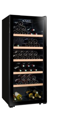 Монотемпературный шкаф, LaSommeliere модель LS117BLACK Монотемпературный винный шкаф La Sommeliere LS117BLACK на 121 бутылку (типа Бордо) предназначен для подачи вина. 
Шкаф оборудован стеклянной перенавешиваемой дверью, внутренней светодиодной подсветкой, 5 стальными полками с фасадом из дерева.

ДИЗАЙН И ПРОИЗВОДИТЕЛЬНОСТЬ
Современный LS117BLACK защищает ваши вина благодаря дверце из закаленного стекла, анти-УФ-обработке и украшает ваши бутылки внутренней светодиодной подсветкой. Внешний вид All Black и полностью стеклянная дверь делают его настоящим декоративным объектом.
ИДЕАЛЬНАЯ ПОДАЧА
Доведите свои вина до температуры дегустации, чтобы в полной мере насладиться всеми их ароматами. Цифровая панель управления обеспечивает интуитивно понятное использование.
ПРОСТАЯ УСТАНОВКА
Компактный формат гарантирует большую емкость для хранения до 121 бутылки объемом 750 мл. Шкаф легко впишется в ваш интерьер благодаря перенавешиваемой дверце и эргономичной ручке.