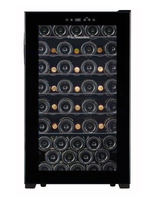 Монотемпературный шкаф, LaSommeliere модель VN54 Монотемпературный винный шкаф La Sommeliere VN54 рассчитан на подготовку к сервировке 48 бутылок (типа Бордо). 
Благодаря небольшим габаритам шкаф можно установить на кухне, в рабочем кабинете или гостиной.
Шкаф оснащен 6 (шестью) прочными выдвижными полками из стали.