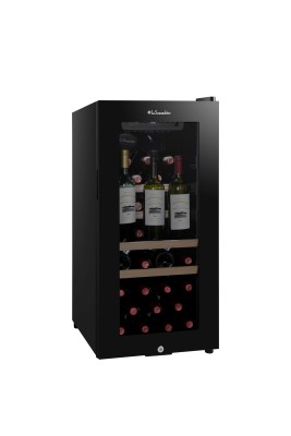 Монотемпературный шкаф, LaSommeliere модель LS38BLACK Небольшой монотемпературный винный шкаф LaSommeliere LS38BLACK позволяет хранить до 38 бутылок (типа Бордо). Стеклянная дверца шкафа имеет АУФ-тонировку, поэтому хорошо защищает вина. Практичные металлические полки с деревянной лицевой панелью обеспечивают оптимальное расположение бутылок в шкафу. Встроенный вакуумный насос, позволит сохранить открытые вина дольше.
