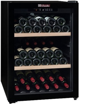 Монотемпературный шкаф, LaSommeliere модель  CTV85 Монотемпературный винный шкаф LaSommeliere CTV85 на 77 бутылок (типа Бордо) предназначен для длительного хранения вина. Шкаф оборудован стеклянной дверью с АУФ-тонировкой, которая защищает вина от солнечного света, и практичной внутренней светодиодной подсветкой, облегчающей поиск бутылок.
