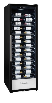 Монотемпературный шкаф, LaSommeliere модель PRO160 Монотемпературный винный шкаф LaSommeliere профессиональной серии на 152 бутылки 0,75л, модель PRO160. Отличительная особенность данного шкафа заключается в 15 выдвижных полках, на которых бутылки лежат этикеткой к стеклу, что позволяет эффективно использовать винный шкаф не только для хранения, но и для демонстрации и продажи, в частности в ресторанах и в винных бутиках.