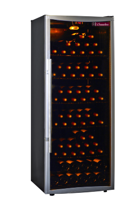 Монотемпературный шкаф, LaSommeliere модель CVD121V Монотемпературный винный шкаф LaSommeliere CVD121V позволяет разместить 120 бутылок (типа Бордо). Наличие 6 удобных полок из металла обеспечивает значительную вместимость шкафа, а стеклянная дверца с АУФ-тонировкой делает его элегантным и дает возможность устанавливать в любом интерьере.