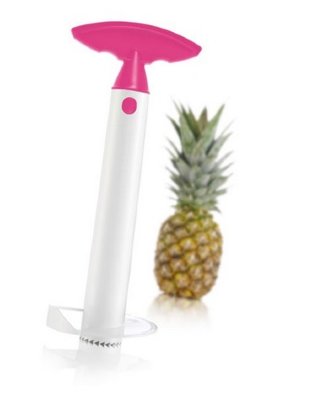 Ананасорезка VacuVin средняя, розовая, упаковка j-hook, арт.48500606Pink Оригинальная, запатентованная ананасорезка VacuVin очищает, удаляет сердцевину и нарезает свежий ананас всего за 30 секунд. Она вкручивается как отвертка, отделяя мякоть ровными кольцами и оставляя жесткую сердцевину в оболочке. Один поворот отделяет одно кольцо, при необходимости можно нарезать весь ананас сразу. Оболочка ананаса остается неповрежденной и может использоваться для сервировки десерта или коктейля. Ананасорезка VacuVin поможет нарезать свежий, сочный ананас аккуратно и быстро.
Ананасорезка VacuVin

	позволяет быстро и просто нарезать ананас идеально ровными кольцами
	легко отделяет жесткую сердцевину от колец
	оставляет оболочку неповрежденной