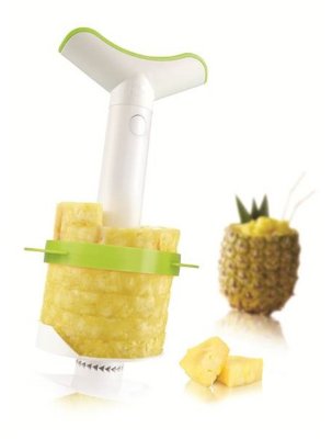 Ананасорезка VacuVin средняя с разрезателем, упаковка j-hook, арт.4862260 Запатентованная ананасорезка VacuVin очищает, удаляет сердцевину и нарезает ананас на сегменты всего за 30 секунд. Она вкручивается, отделяя мякоть ровными кольцами и оставляя сердцевину в оболочке. Один поворот отделяет одно кольцо, при необходимости можно нарезать весь ананас сразу. Используя насадку-клинорезку, вы одним движением разрежете мякоть на равные сегменты. Клинорезку можно поворачивать в обе стороны, а удобные ручки-ушки по бокам помогают контролировать ее движение. Новая ручка удобна в обращении и отделяется нажатием одной кнопки. Оболочка ананаса при этом остается неповрежденной.
Ананасорезка VacuVin
- нарезает ананас кольцами или сегментами за несколько секунд
- отделяет жесткую сердцевину от колец
- оставляет оболочку неповрежденной
- имеет отсоединяемую ручку
- можно мыть в посудомоечной машине