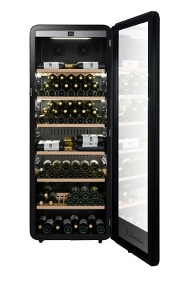 Монотемпературный шкаф, LaSommeliere модель APOGEE255PVN Монотемпературный винный шкаф LaSommeliere APOGEE255PVN с Wi-Fi рассчитан на хранение до 254 бутылок и предназначен для длительного хранения, выдержки и подготовки вина к подаче. Округлые формы в стиле ретро сочетаются с современным дизайном, благодаря чему модель становится выразительным элементом интерьера.

Благодаря подключению по Wi-Fi параметрами винного шкафа можно управлять дистанционно через приложение Vinotag. Со смартфона доступны настройка температуры и освещения, а также контроль сигнализации. Температура регулируется в диапазоне от 5 до 20 °C.

Винный шкаф оснащен 6 деревянными полками, которые позволяют удобно размещать бутылки разных форматов. Четыре полки предназначены для размещения бутылок горлышком к двери, еще две — для горизонтального хранения. Встроенная белая LED-подсветка под полками обеспечивает равномерное освещение и эффектную демонстрацию винной коллекции.

Стеклянная дверь с защитой от ультрафиолетового излучения и низкоэмиссионным стеклом Low-E помогает защитить вино от воздейст