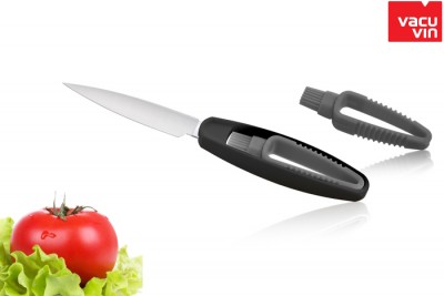 Нож для овощей + щетка VacuVin Vegetable Knife + Brush, серый, арт. 4662360 Нож для овощей и щетка VacuVin Vegetable Knife+Brush помогут не только очистить и нарезать овощи, но и тщательно помыть их перед приготовлением с помощью щетки, которая хранится в рукоятке. Теперь мытье картофеля, грибов и других овощей становится намного проще. Лезвие ножа изготовлено из нержавеющей стали. 
Нож для овощей и щетка VacuVin Vegetable Knife+Brush
- обладает дизайном 2 в 1-
- оснащен лезвием из нержавеющей стали-
- идеально подходит для очистки овощей и нарезки-
- позволяет с помощью щетки, хранящейся в рукоятке, тщательно очистить грибы, картофель и другие овощи- 
https://www.youtube.com/embed/q0PQMBGzEBY