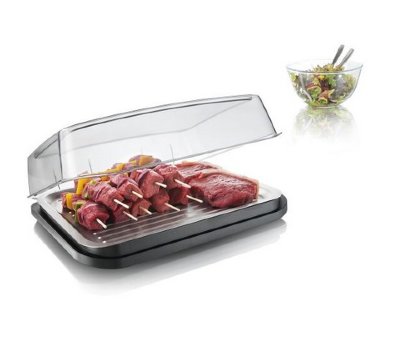Охлаждающий контейнер-тарелка VacuVin Barbecue Cooler с охлажд. элементом для продуктов, арт.3548360 Охлаждающая тарелка VacuVin состоит из основы, прозрачной крышки и подноса из нержавеющей стали. Прилагающийся охлаждающий элемент - идеальное решение для сохранения мяса, рыбы или птицы охлажденными. Храните охлаждающий элемент в морозилке, а перед использованием просто поместите его под стальной поднос. Прозрачная крышка защитит блюдо от пыли и насекомых во время пикников и барбекю. Охлаждающая тарелка VacuVin также отлично подходит для салатов, сыров, холодных закусок, тортов и суши и сохраняет еду свежей.
Охлаждающая тарелка VacuVin
- позволяет охлаждать еду с помощью съемного элемента
- сохраняет еду свежей
- может использоваться как дома, так и на природе
- защищает еду от насекомых
- идеально подходит для барбекю, пикников и вечеринок на открытом воздухе