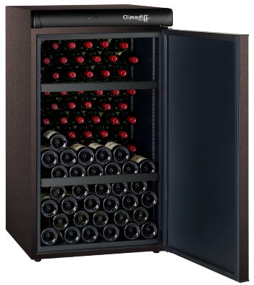 Монотемпературный шкаф, Climadiff модель CLV122M Монотемпературный винный шкаф Climadiff CLV122M рассчитан на 120 бутылок (типа Бордо) и предназначен для длительного хранения вин. Благодаря глухой дверце бутылки в нем надежно защищены от ультрафиолетовых лучей, а удобные деревянные полки позволяют рассортировать коллекцию. Шкаф выполнен в коричневом цвете, что делает его заметным предметом в любой обстановке.
