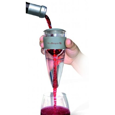 Аэратор для вина, Vin Bouquet, FIA 002 Материал: пластик + стекло. 
С помощью этого аэратора для вина, Вы декантируйте ваше вино моментально. 
Он существенно улучшит вкус и аромат, позволит максимально раскрыть весь букет вина. 
Примечание: включает в себя индивидуальную базу для аэратора, специальный фильтр и расшитый мешочек. 

Как он работает?. 
При прохождении через аэратор, вино насыщается кислородом, в это же время улетучиваются запахи брожения, что позволит максимально раскрыть ароматический букет вина и существенно улучшить его вкус и послевкусие. Теперь не нужно тратить много времени в ожидании того, чтобы вино начало дышать и максимально раскрыло свой вкус и аромат, с помощью данного аэратора этот процесс происходит моментально, прямо в процессе наполнения бокала вином. 

Аэратор представлен в элегантной подарочной коробке.
