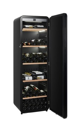 Монотемпературный шкаф, LaSommeliere модель APOGEE200N Монотемпературный винный шкаф LaSommeliere APOGEE200N с Wi-Fi рассчитан на хранение до 185 бутылок и предназначен для длительного хранения, выдержки и подготовки вина к подаче. Округлые формы в стиле ретро сочетаются с современным дизайном, благодаря чему модель становится выразительным элементом интерьера.

Благодаря подключению по Wi-Fi параметрами винного шкафа можно управлять дистанционно через приложение Vinotag. Со смартфона доступны настройка температуры и освещения, а также контроль сигнализации. Температура регулируется в диапазоне от 5 до 20 °C.

Винный шкаф оснащен 5 деревянными полками для размещения бутылок различных форматов. Три полки предназначены для размещения бутылок горлышком к двери, еще две — для горизонтального хранения. Встроенная LED-подсветка под полками обеспечивает равномерное освещение и удобный обзор винной коллекции.

Глухая черная дверь надежно защищает содержимое от воздействия света и оснащена замком. Система циркуляции воздуха, активный угольный фильтр, антивибрационная сист