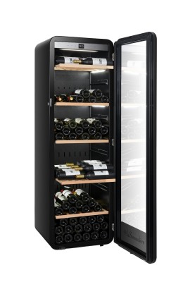 Монотемпературный шкаф, LaSommeliere модель APOGEE200PVN Монотемпературный винный шкаф LaSommeliere APOGEE200PVN с Wi-Fi рассчитан на хранение до 185 бутылок и предназначен для длительного хранения, выдержки и подготовки вина к подаче. Округлые формы в стиле ретро сочетаются с современным дизайном, благодаря чему модель становится выразительным элементом интерьера.

Благодаря подключению по Wi-Fi параметрами винного шкафа можно управлять дистанционно через приложение Vinotag. Со смартфона доступны настройка температуры и освещения, а также контроль сигнализации. Температура регулируется в диапазоне от 5 до 20 °C.

Винный шкаф оснащен 5 деревянными полками для размещения бутылок различных форматов. Три полки предназначены для размещения бутылок горлышком к двери, еще две — для горизонтального хранения. Встроенная LED-подсветка под полками обеспечивает равномерное освещение и удобный обзор винной коллекции.

Стеклянная дверь с защитой от ультрафиолетового излучения и низкоэмиссионным стеклом Low-E помогает защитить вино от воздействия света. Для ограничения доступа к