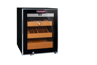 Однозонный шкаф для сигар, LaSommeliere модель CIG251 Cигарный шкаф La Sommeliere CIG251 позволяет хранить 100-250 сигар в наиболее подходящих условиях. Внутри шкафа поддерживаются оптимальные температура и влажность, при которых сигары сохраняют качество и не портятся. Дверца с антиультрафиолетовым стеклопакетом предохраняет содержимое от воздействия солнечного света.
Шкаф оснащен тремя ящиками, два из которых могут быть размещены под углом до 30° для эффектной демонстрации коллекции сигар.