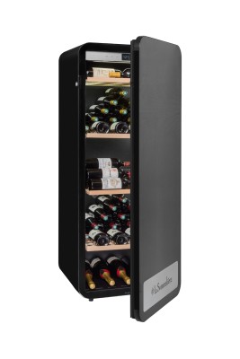 Монотемпературный шкаф, LaSommeliere модель APOGEE150N Монотемпературный винный шкаф LaSommeliere APOGEE150N с Wi-Fi рассчитан на хранение до 147 бутылок и предназначен для длительного хранения, выдержки и подготовки вина к подаче. Округлые формы в стиле ретро сочетаются с современным дизайном, благодаря чему модель становится выразительным элементом интерьера.

Благодаря подключению по Wi-Fi параметрами винного шкафа можно управлять дистанционно через приложение Vinotag. Со смартфона доступны настройка температуры и освещения, а также контроль сигнализации. Температура регулируется в диапазоне от 5 до 20 °C.

Винный шкаф оснащен 4 деревянными полками для размещения бутылок различных форматов. Две полки предназначены для размещения бутылок горлышком к двери, еще две — для горизонтального хранения. Встроенная LED-подсветка под полками обеспечивает равномерное освещение и удобный обзор винной коллекции.

Глухая черная дверь надежно защищает содержимое от воздействия света и оснащена замком. Система циркуляции воздуха, активный угольный фильтр, антивибрационная сист