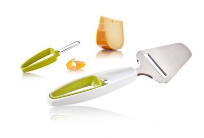 Набор для резки сыра ломтиками и удаления корки, зелёный Набор для резки сыра ломтиками и удаления корки VacuVin сделает нарезку сыра простой и безопасной. Сначала используйте срезатель корки, удобно хранящийся внутри ручки ножа для сыра, чтобы удалить корку. Затем снова вставьте срезатель корки в ручку ножа и нарежьте сыр ломтиками. Благодаря хранению в сложенном виде два удобных инструмента всего будут вместе у Вас под рукой.
Набор для резки сыра ломтиками и удаления корки VacuVin

	удобен при хранении: нож для удаления корки входит в ручку ножа для сыра
	позволяет просто и безопасно нарезать сыр
	можно мыть в посудомоечной машине