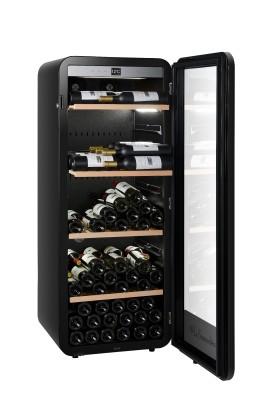 Монотемпературный шкаф, LaSommeliere модель APOGEE150PVN Монотемпературный винный шкаф LaSommeliere APOGEE150PVN с Wi-Fi рассчитан на хранение до 147 бутылок и предназначен для длительного хранения, выдержки и подготовки вина к подаче. Округлые формы в стиле ретро сочетаются с современным дизайном, благодаря чему модель становится выразительным элементом интерьера.

Благодаря подключению по Wi-Fi параметрами винного шкафа можно управлять дистанционно через приложение Vinotag. Со смартфона доступны настройка температуры и освещения, а также контроль сигнализации. Температура регулируется в диапазоне от 5 до 20 °C.

Винный шкаф оснащен 4 деревянными полками для размещения бутылок различных форматов. Две полки предназначены для размещения бутылок горлышком к двери, еще две — для горизонтального хранения. Встроенная LED-подсветка под полками обеспечивает равномерное освещение и удобный обзор винной коллекции.

Стеклянная дверь с защитой от ультрафиолетового излучения и низкоэмиссионным стеклом Low-E помогает защитить вино от воздействия света. Для ограничения доступа к