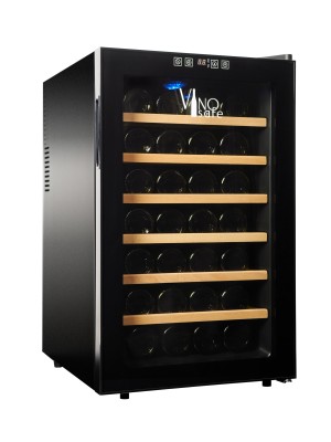 Однозонный винный шкаф Vinosafe модель VSF28AM с уценкой(10%)№230930112 Винный шкаф VinoSafe VSF28AM это современная альтернатива традиционному винному подвалу.
При объёме 70 литров шкаф обладает небольшими параметрами. Модель выглядит лаконично за счёт окрашенных в чёрный цвет металлических стенок, дополнительную привлекательность придаёт шкафу внутренняя подсветка, которую можно при необходимости включить. 
Дверца VinoSafe VSF28AM выполнена из двойного стекла с защитой от УФ - надёжное защитное покрытие дверцы не позволит свету испортить коллекцию. 
Внутри холодильника по всему объёму поддерживается температура 11-18 градусов. В такой атмосфере выдерживают напитки всех сортов, чтобы они созревали гармонично и неспешно. Размещаются бутылки на шести прочных буковых полках, общая вместимость — 28 бутылок. Дополнительный плюс — возможность демонтировать полки. 
VinoSafe VSF28AM подойдёт тем, кого тревожат чрезмерно громкие бытовые приборы. Шумный компрессор в ней заменяет система Пельтье, благодаря которой холодильник работает беззвучно и без вибраций