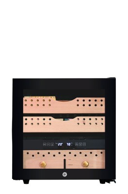 Однозонный шкаф для сигар, LaSommeliere модель CIG260 Оригинальный сигарный шкаф La Sommeliere CIG260 позволяет хранить 100-250 сигар в наиболее подходящих условиях. Внутри шкафа поддерживаются оптимальные температура и влажность, при которых сигары сохраняют качество и не портятся. Дверца с антиультрафиолетовым стеклопакетом предохраняет содержимое от воздействия солнечного света.
Шкаф оснащен двумя поддонами, один из которых может быть размещен под углом до 30° для эффектной демонстрации коллекции сигар.