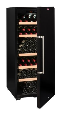 Монотемпературный шкаф, LaSommeliere модель CTP177A Монотемпературный винный шкаф La Sommeliere CTP177A на 165 бутылок (типа Бордо) предназначен для длительного хранения вина. Шкаф оборудован сплошной дверью, внутренней светодиодной подсветкой, 5 полками с деревянной лицевой панелью, угольным фильтром.