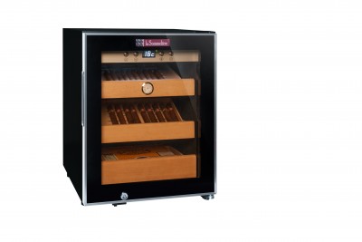 Однозонный шкаф для сигар, LaSommeliere модель CIG250 Оригинальный сигарный шкаф La Sommeliere CIG250 позволяет хранить 100-250 сигар в наиболее подходящих условиях. Внутри шкафа поддерживаются оптимальные температура и влажность, при которых сигары сохраняют качество и не портятся. Дверца с антиультрафиолетовым стеклопакетом предохраняет содержимое от воздействия солнечного света.
Шкаф оснащен двумя поддонами, один из которых может быть размещен под углом до 30° для эффектной демонстрации коллекции сигар.
Причина уценки - царапины на корпусе